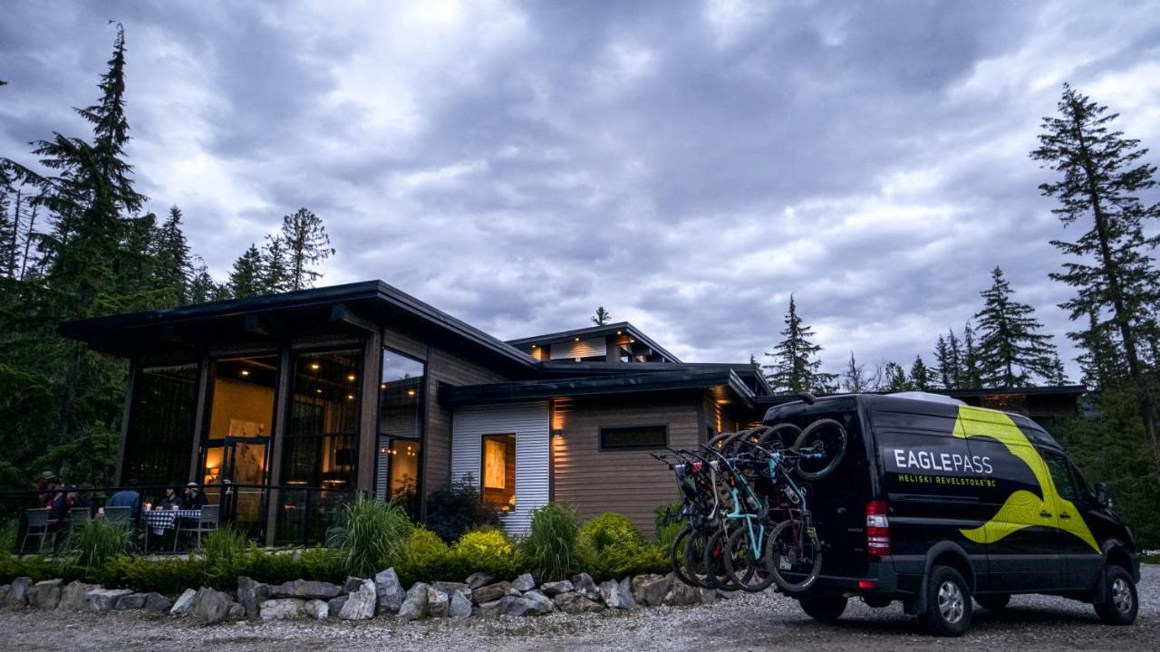 Eagle Pass Lodge Revelstoke Exterior photo