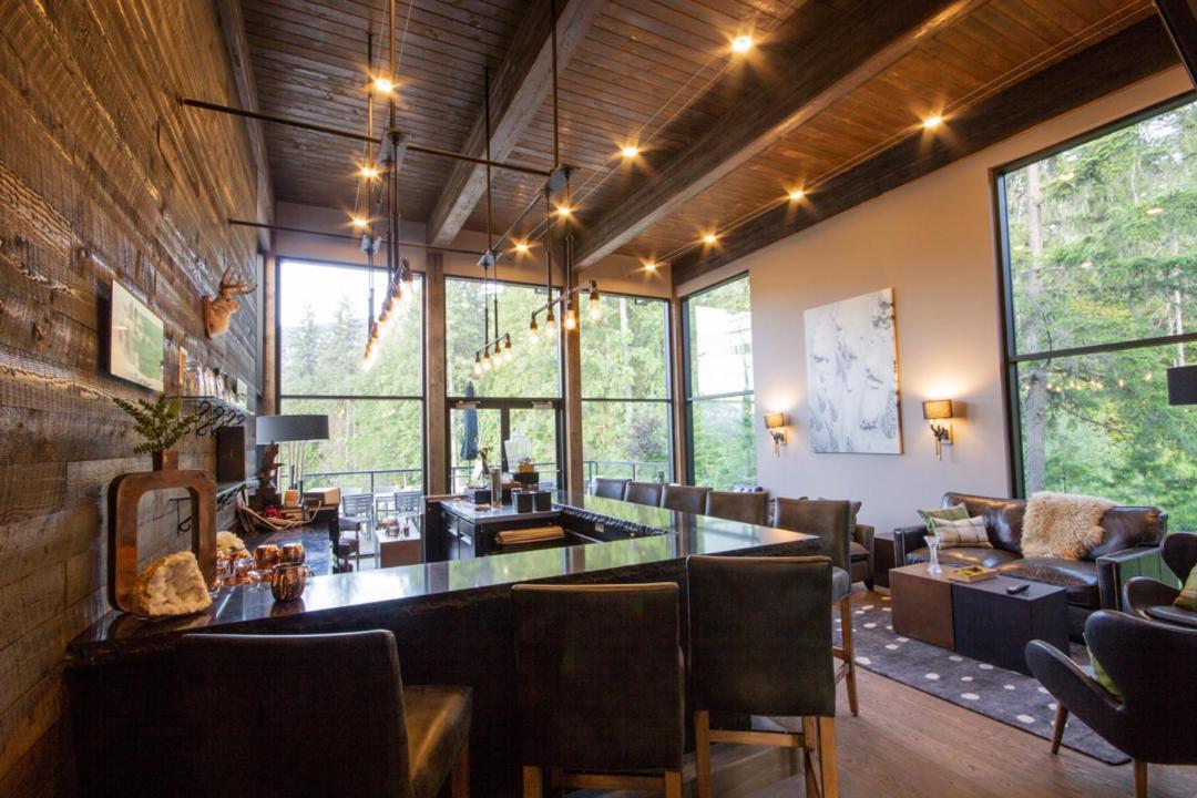 Eagle Pass Lodge Revelstoke Exterior photo