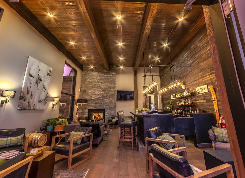 Eagle Pass Lodge Revelstoke Exterior photo