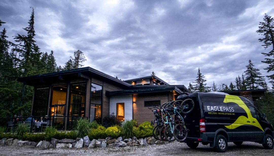 Eagle Pass Lodge Revelstoke Exterior photo