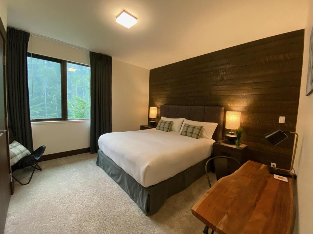 Eagle Pass Lodge Revelstoke Exterior photo